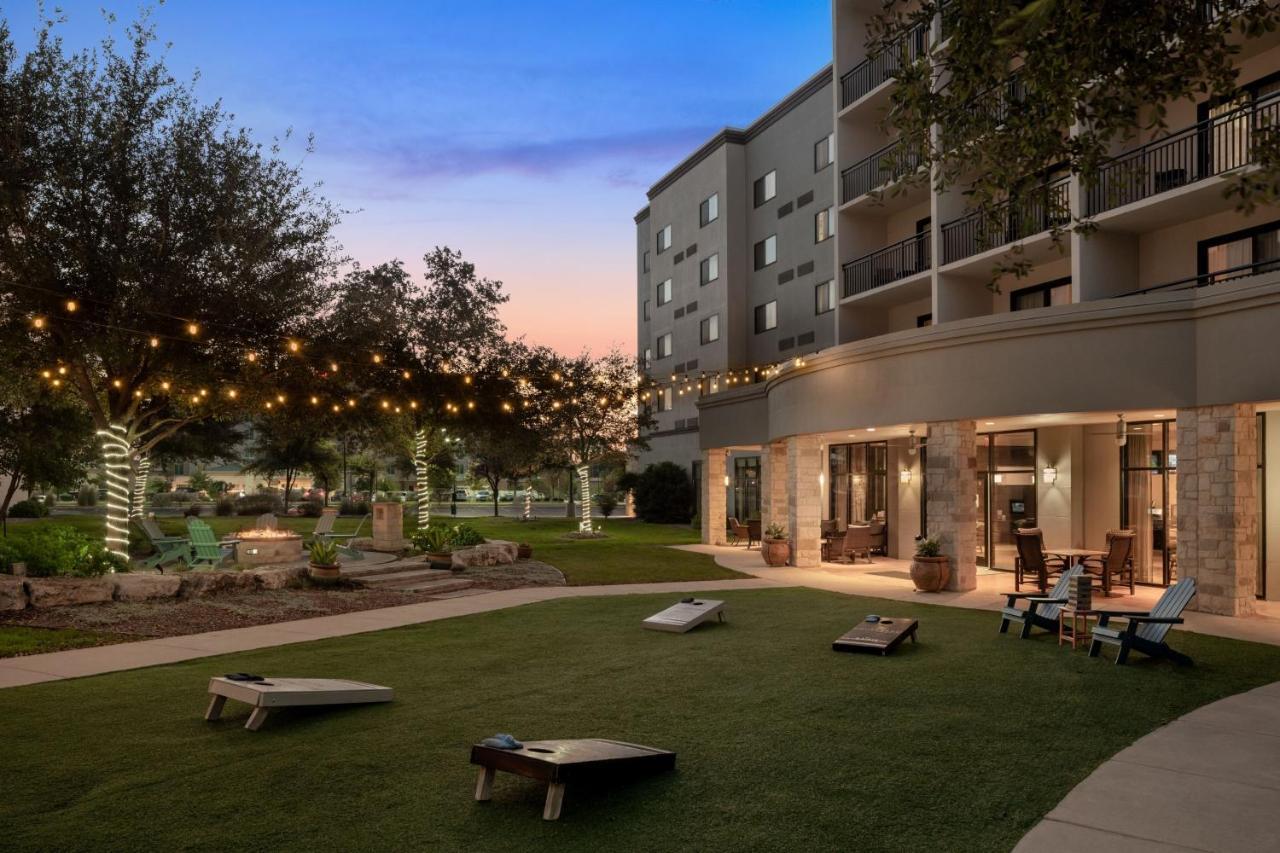 Courtyard By Marriott San Antonio Six Flags At The Rim Hotel Eksteriør billede