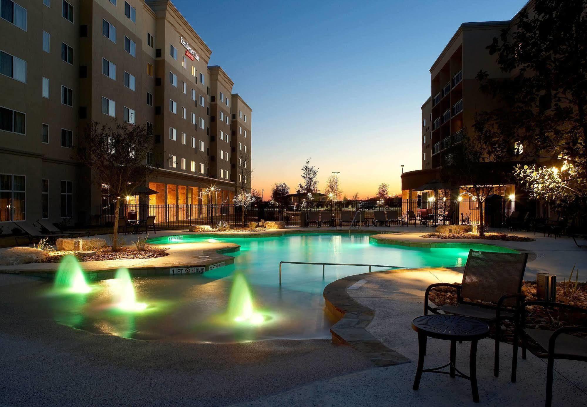 Courtyard By Marriott San Antonio Six Flags At The Rim Hotel Eksteriør billede